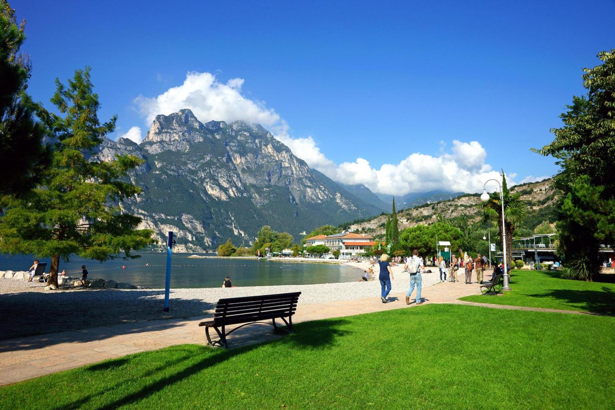 Paulie Apartment - Happy Rentals Riva del Garda Eksteriør billede